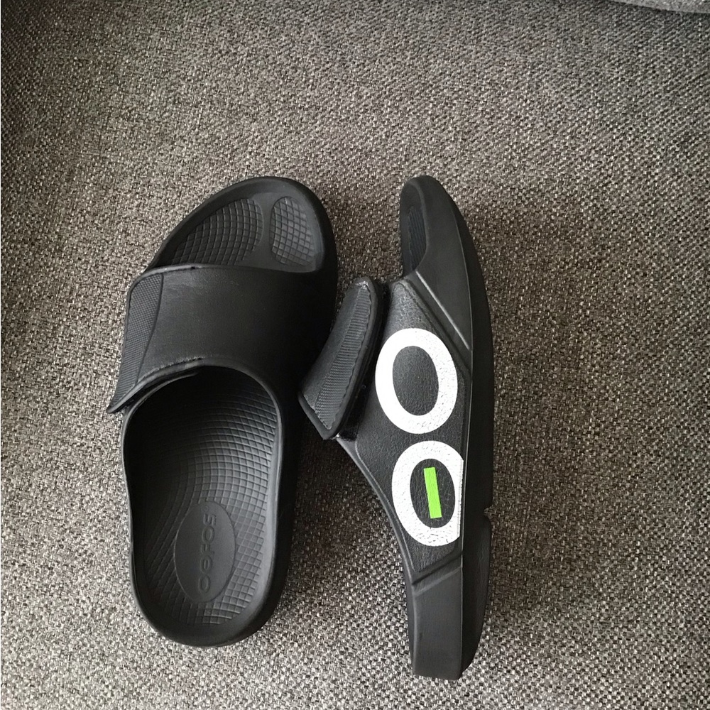 OOFOS Sandals /w adjustable strap, Size 39 EU, Equiv to Size 8 US